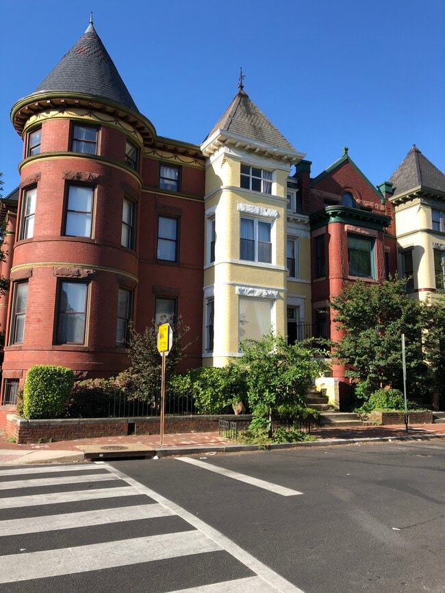 Building Photo - 902 Westminster St NW