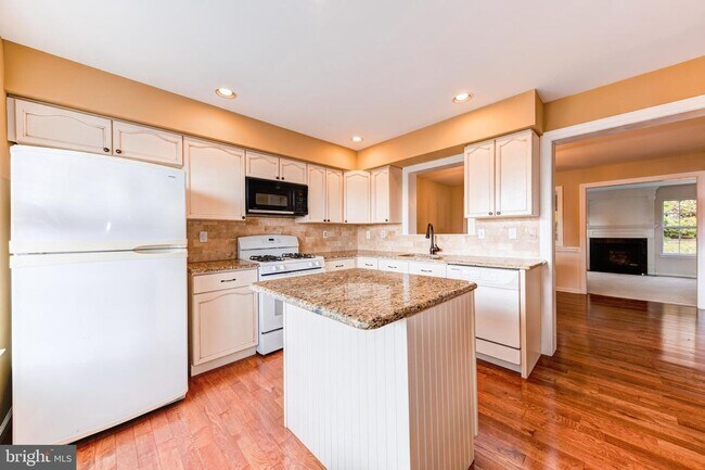 Building Photo - 4640 Louise St Claire Dr