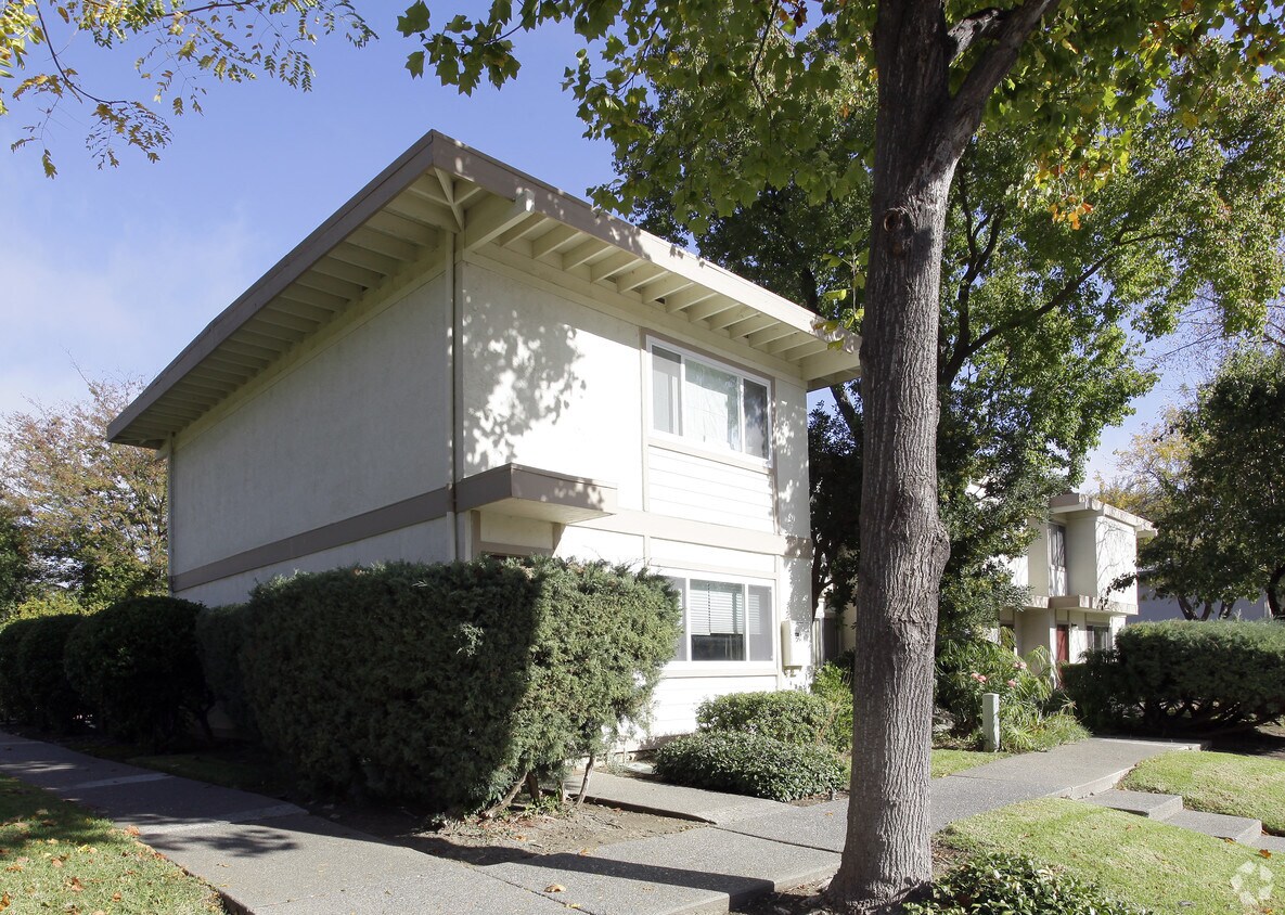 Building Photo - 1581-1587 Drake Dr