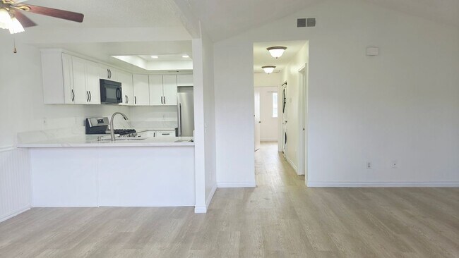 Foto del edificio - 713 Walnut Dr