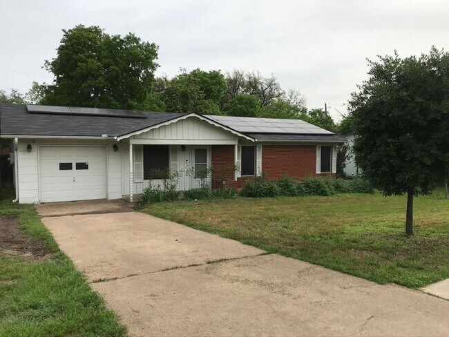 Building Photo - Centrally Located 3 bed / 1 Bath Home in A...