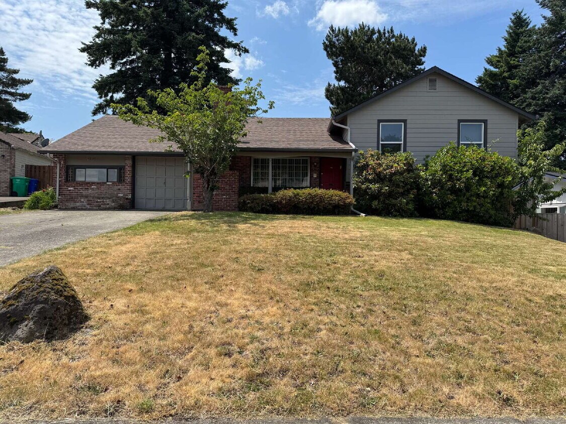 Primary Photo - Large 4 Bedroom / 3 Bathroom, Split-level ...