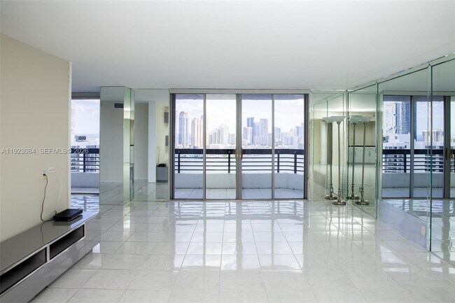 Building Photo - 3500 Mystic Pointe Dr