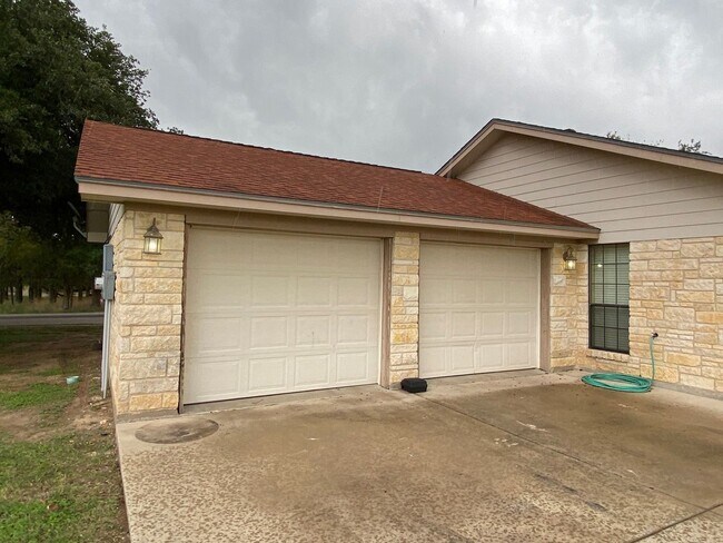 Building Photo - 334 Rose Ln