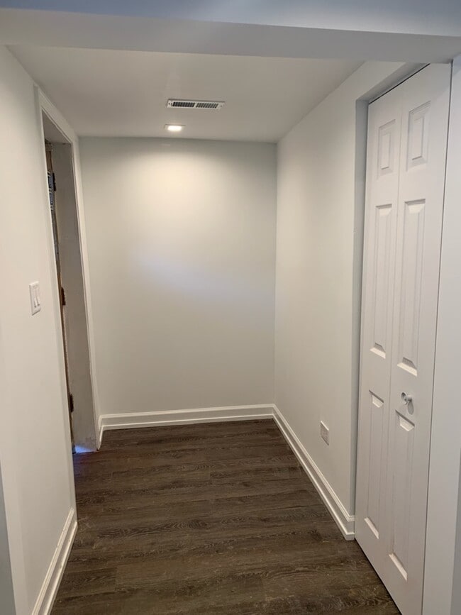 Building Photo - 1401 N Oakley Blvd
