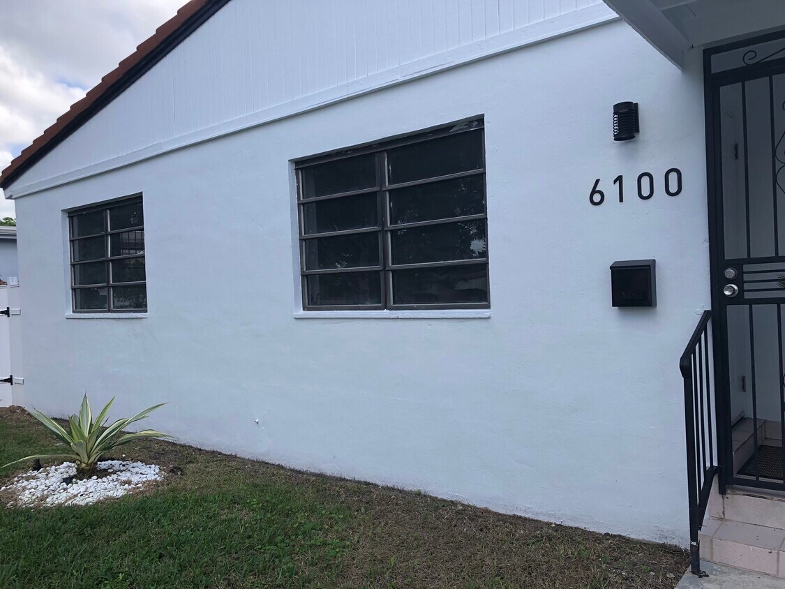 Primary Photo - 6100 SW 17th St