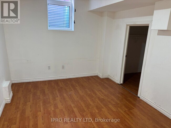 Photo du bâtiment - 10 Reynolds Ave