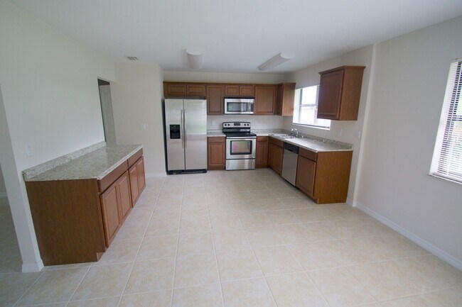 Foto del edificio - Waterfront 3BR Home on Canal | Spacious Yard | Lawn Care Included | Pet Friendly