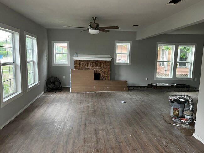 Sample living - 1610 Texas St