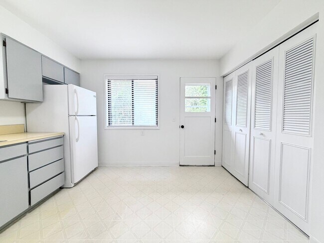 Foto del edificio - Tastefully Updated 2BR/1BA Home - Deck, Fenced Yard, Parking, Laundry, and more!