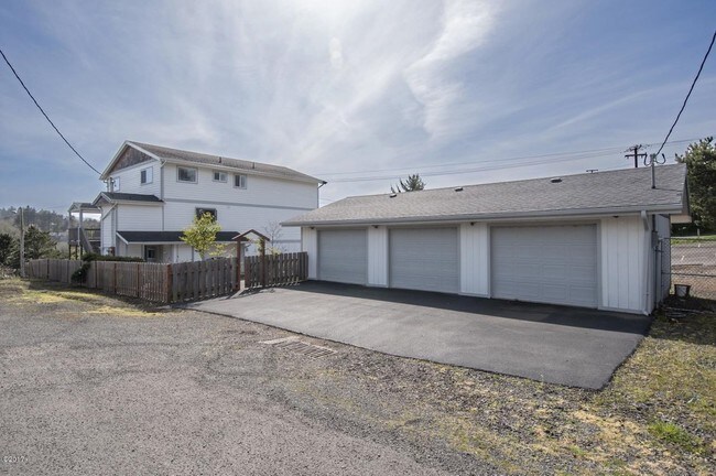 3 Car Garage - 125 SE Bay St