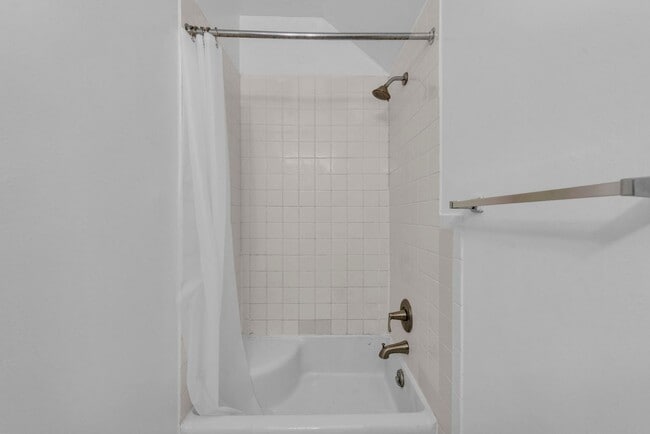 Photo - NORWOOD - Immaculate 1 bed efficiency unit on top floor of 4 family Apartment