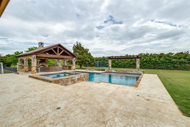 Building Photo - 2204 Lake Lugano Dr
