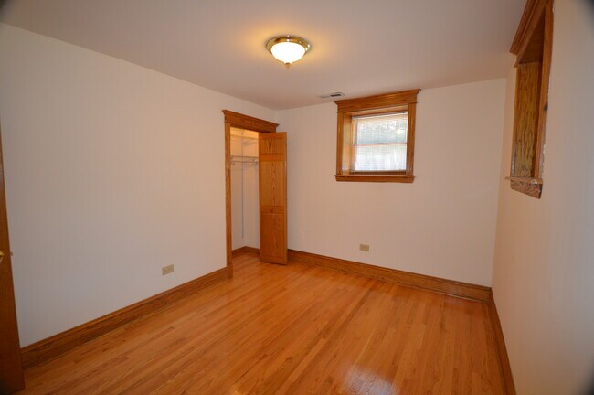 Building Photo - 3800 N Greenview Ave