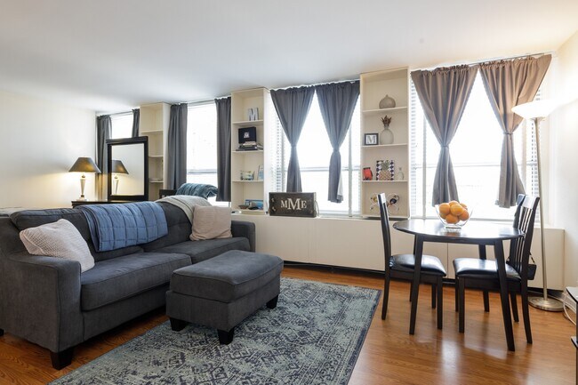 Foto del edificio - 2626 N Lakeview Ave