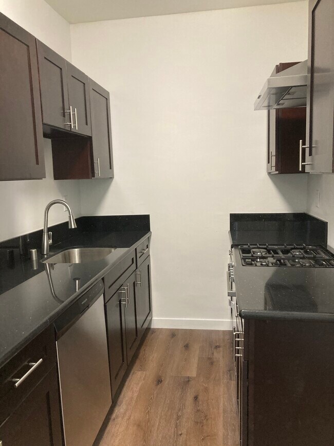 Building Photo - 839 Parkman Ave