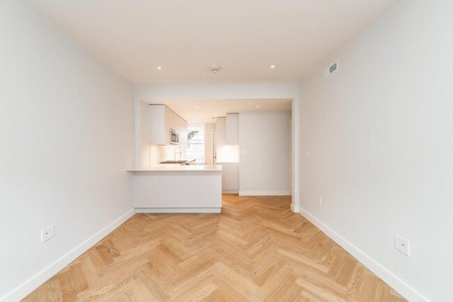 Building Photo - 30 Frost St