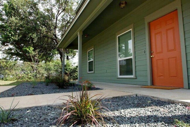 Building Photo - 4 Bed 2 bath home in East Austin - Great l...