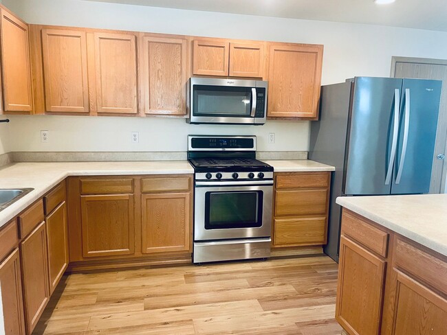 Building Photo - Delightful DuPont 3 Bedroom Home