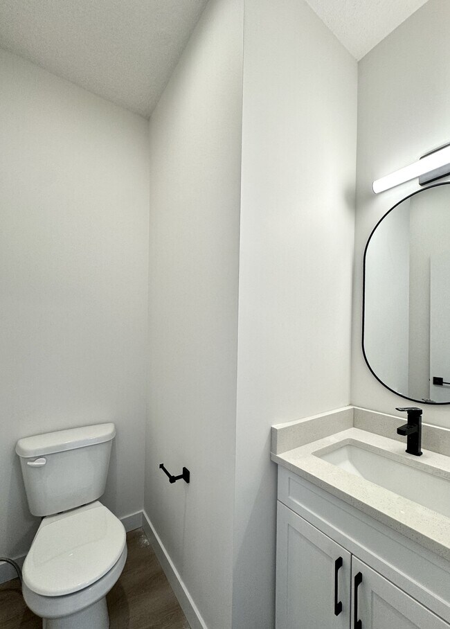 Building Photo - 9938 162 St NW