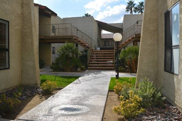Building Photo - 588 E San Lorenzo Rd