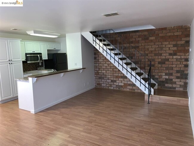 Building Photo - 2205 Lemontree Way