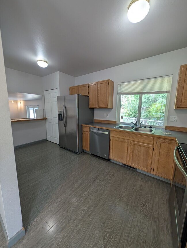 Foto del edificio - Tri Level, 3 Bedroom For Rent in Port Orchard - Available June 25th!