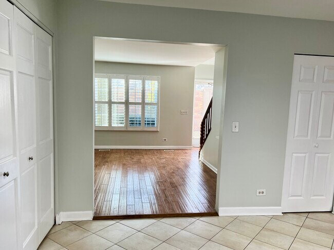 Building Photo - 645 Le Parc Cir