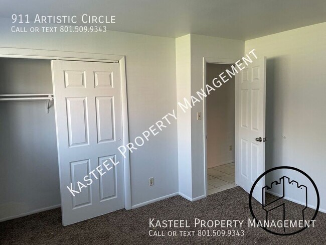 Foto del edificio - 911 Artistic Cir