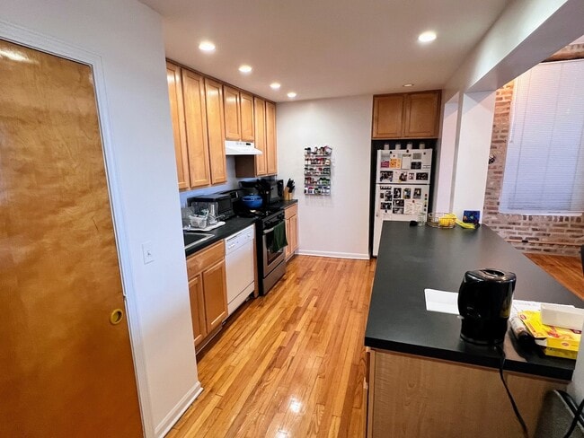 Foto del edificio - 2129 N Southport Ave