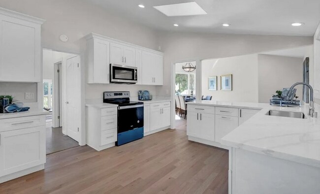 Building Photo - Private, Newly Remodeled 4 Bedroom 3.5 Bat...