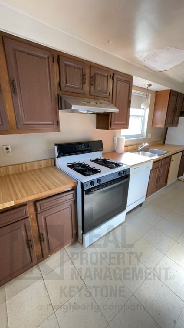 Building Photo - 2 Bedroom/1 Bath with extra large yard in ...