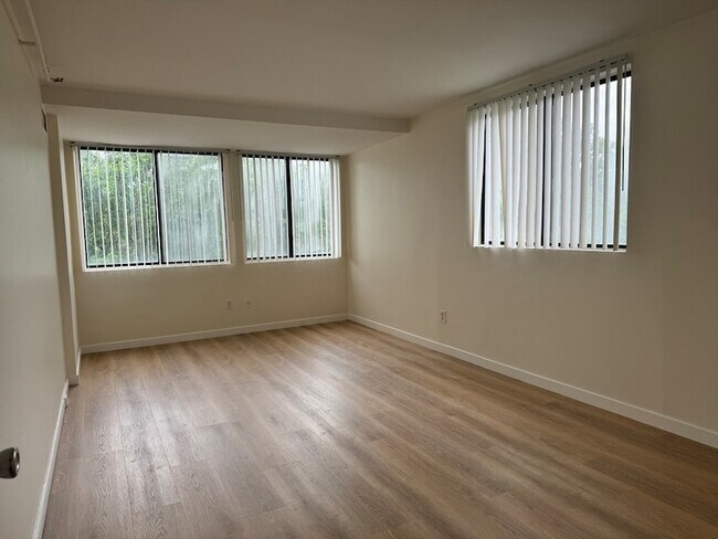 Foto del edificio - 1731 Beacon St