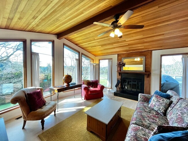 Building Photo - Fully Furnished Bainbridge Unit on Wing Po...