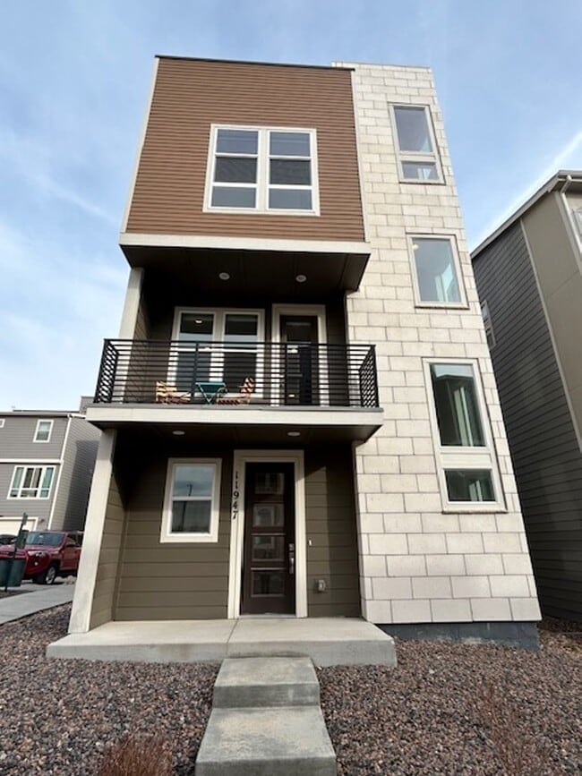 Building Photo - Beautiful 2 Bed + Office + 2.5 Bath home i...