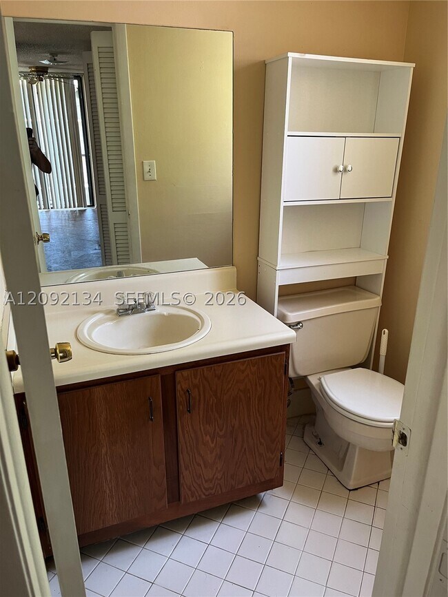 Foto del edificio - 3500 Blue Lake Dr