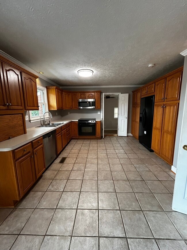 Building Photo - 6705 Everett Rd