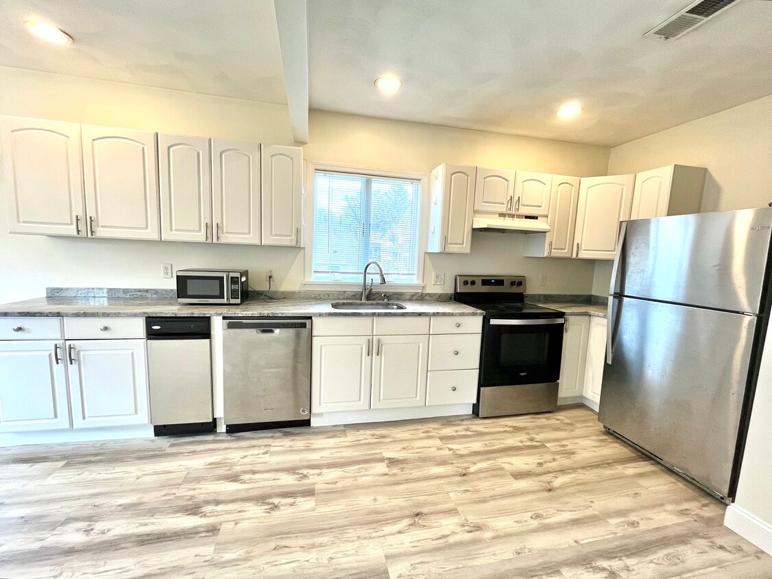 Photo - 323 Middlesex St (North Andover, MA)
