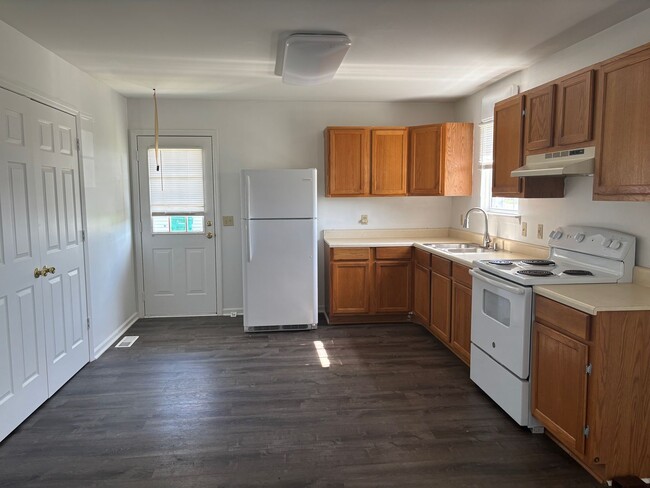 Building Photo - 2 br 1 ba Duplex