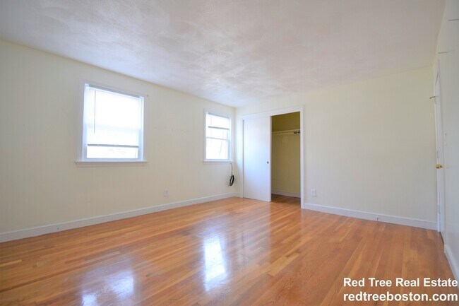 Foto del edificio - 10 Rodgers Ave