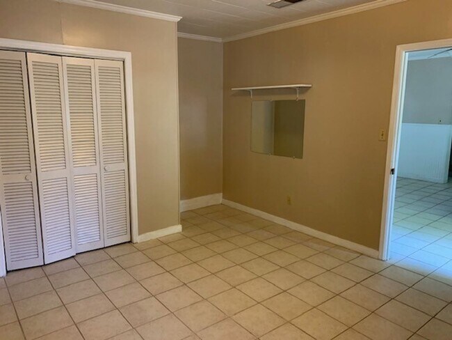 Building Photo - 1 Bedroom Duplex located in Historic Valdosta!