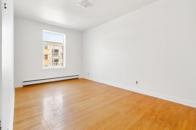 Building Photo - 6992 Av D'outremont