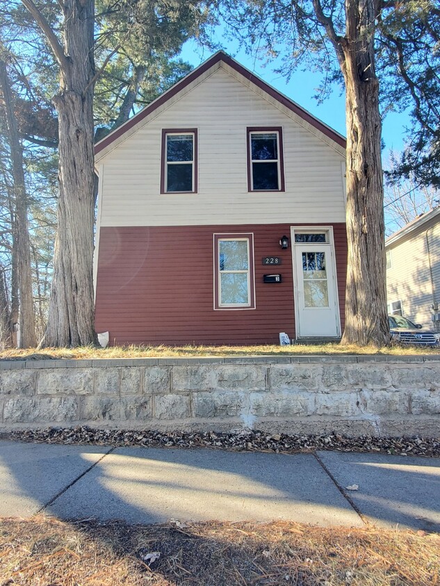 Primary Photo - 1BR 1BA Upper Level Unit - Tri-plex Proper...