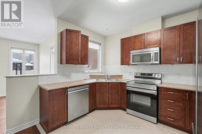 Building Photo - 622 Moorpark Ave