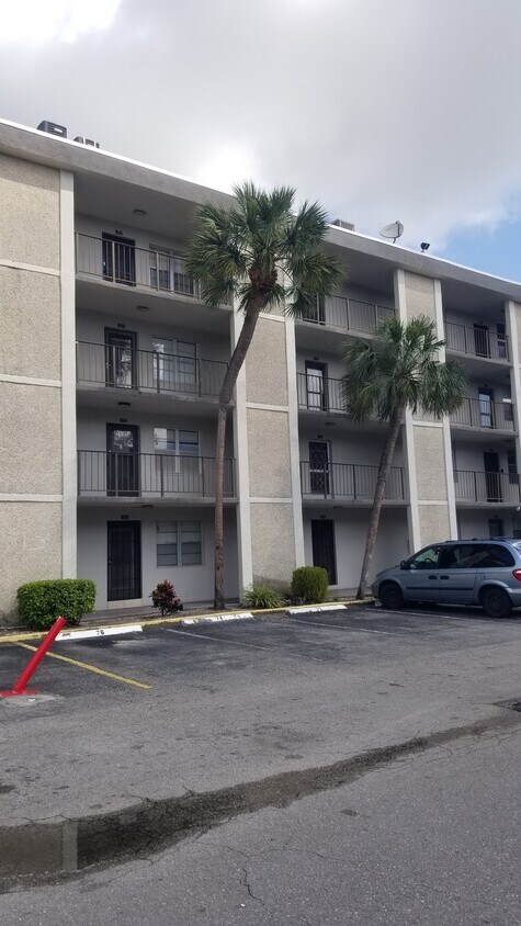 Foto del edificio - 4899 NW 26th Ct