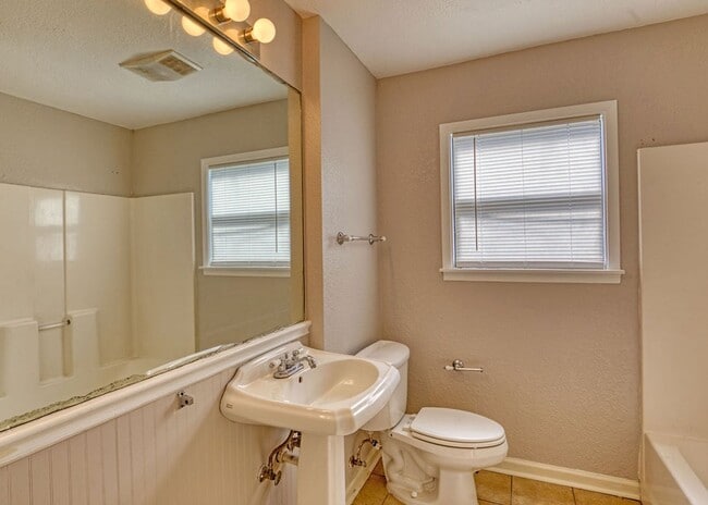 Building Photo - Nice rental in Harmony Hills