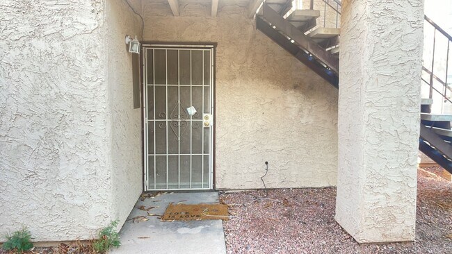 Building Photo - Charming ground level unit in Phoenix!!