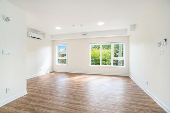 Building Photo - 630 Churchill Av N