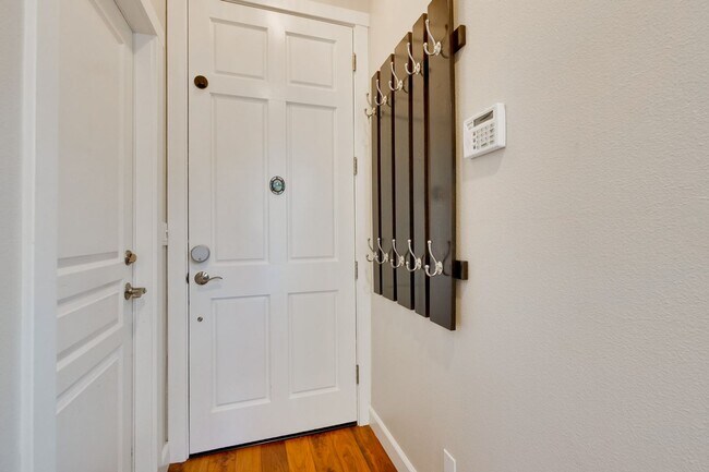 Foto del edificio - Beautiful 3BR 3BA Home in Mountain View