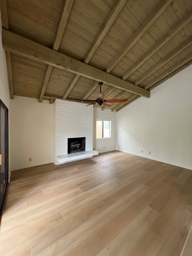 Building Photo - Coastal Living | 4 Bed Upper Unit Near Bal...